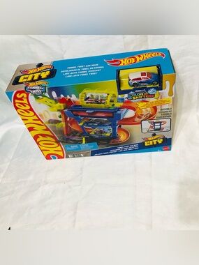 Hot Wheels City Tunnel Twist Car Wash Color Shifters Playset Mattel NEW